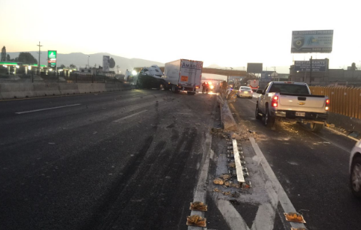 Vuelca tráiler en autopista México-Puebla - mexico-puebla-3