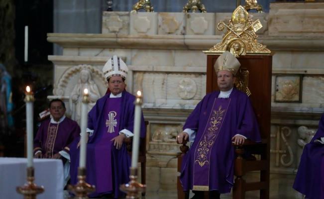 Norberto Rivera ora por sacerdotes agredidos