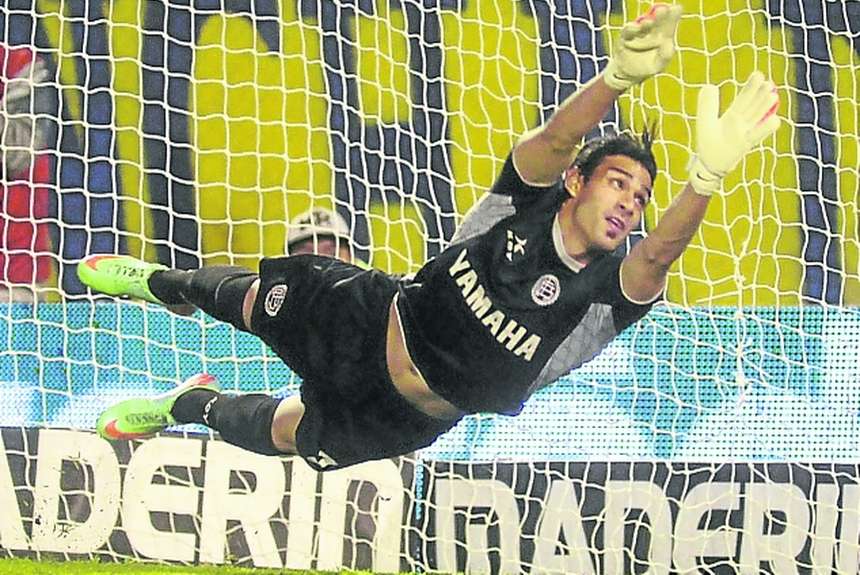 Portero de Lanús se lesiona jugando fútbol-tenis en sus vacaciones - monetti-lesión-1