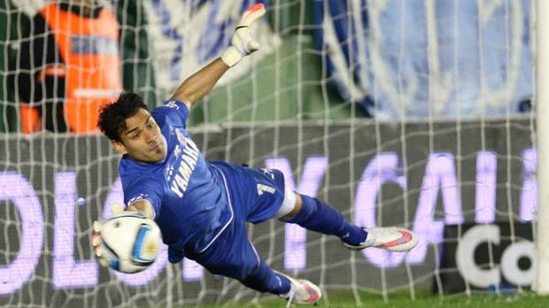 Portero de Lanús se lesiona jugando fútbol-tenis en sus vacaciones