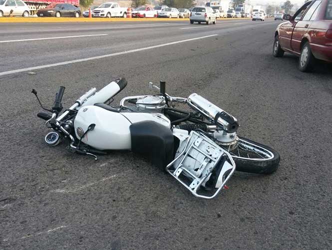 Choque entre motocicleta y automóvil deja una muerta y dos heridos