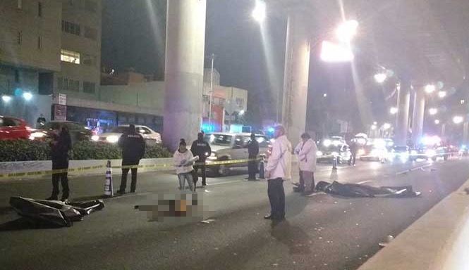 Video: mueren motociclistas tras caer de segundo piso de Periférico