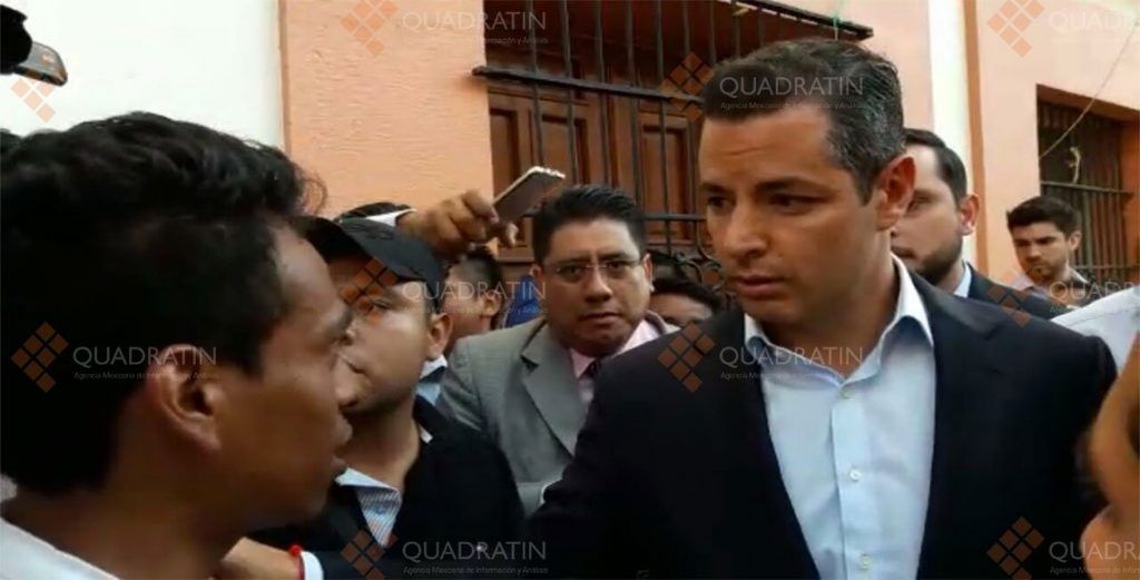 Gobierno de Oaxaca acuerda regularizar a más de 3 mil trabajadores del magisterio - murat-normalistas2-1024x521