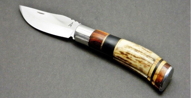 Hombre ataca a su esposa y suegro a navajazos