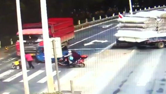 Video: niño de tres años sobrevive tras ser atropellado por camión