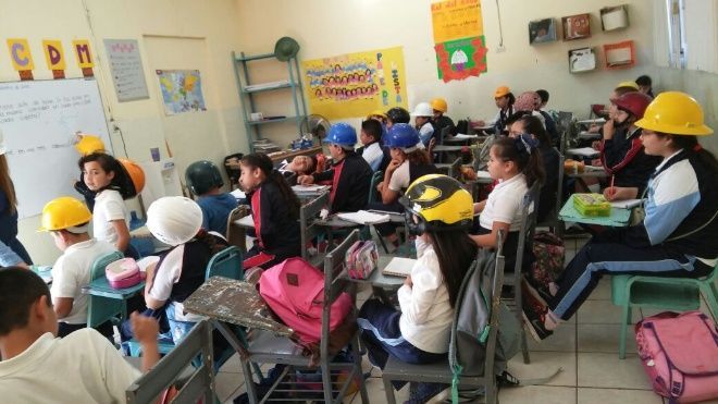Video: niños asisten con cascos a la escuela - niños-cascos-debate-2
