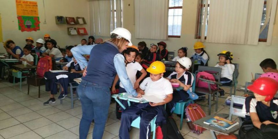 Video: niños asisten con cascos a la escuela