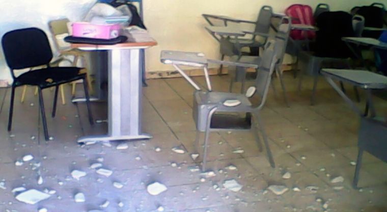 Video: niños asisten con cascos a la escuela - niños-escuela-debate