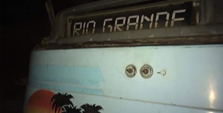 Mueren 5 y hay 32 lesionados al caer autobús en Oaxaca