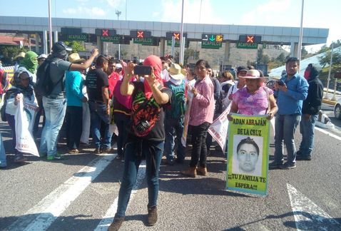 Normalistas atacan cuartel del Ejército - padres_43-caseta_palo_blanco-autopista_sol-aniversario_desaparicion_normalistas_MILIMA20161214_0248_8