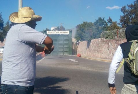 Normalistas atacan cuartel del Ejército