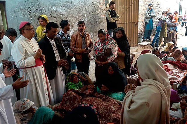 Mueren 31 personas por consumir alcohol adulterado en Pakistán