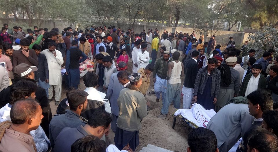 Mueren 31 personas por consumir alcohol adulterado en Pakistán - pakistán