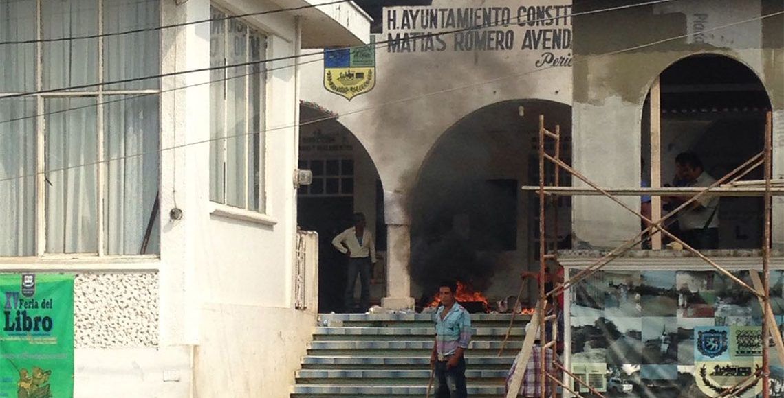 Vandalizan palacio municipal oaxaqueño por muerte de un preso