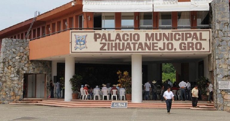 Ladrones intentan robar un cajero en el Palacio Municipal de Zihuatanejo