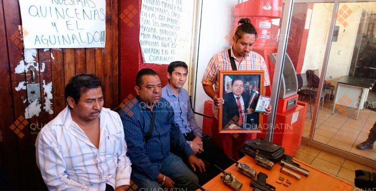 Policías en paro de labores mantienen retenidos a cuatro en Oaxaca - paro-de-labores