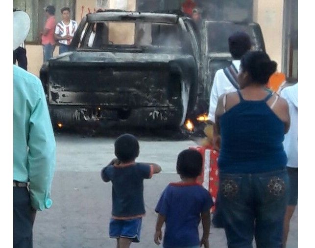 Vandalizan patrulla durante informe de alcalde chiapaneco - patrulla-quemada