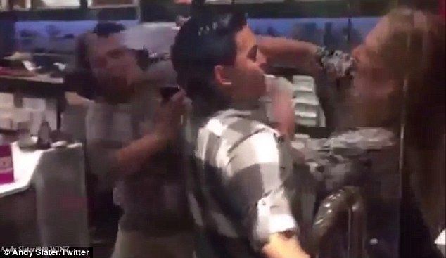 Video: mujer golpea a turista en centro comercial de Florida