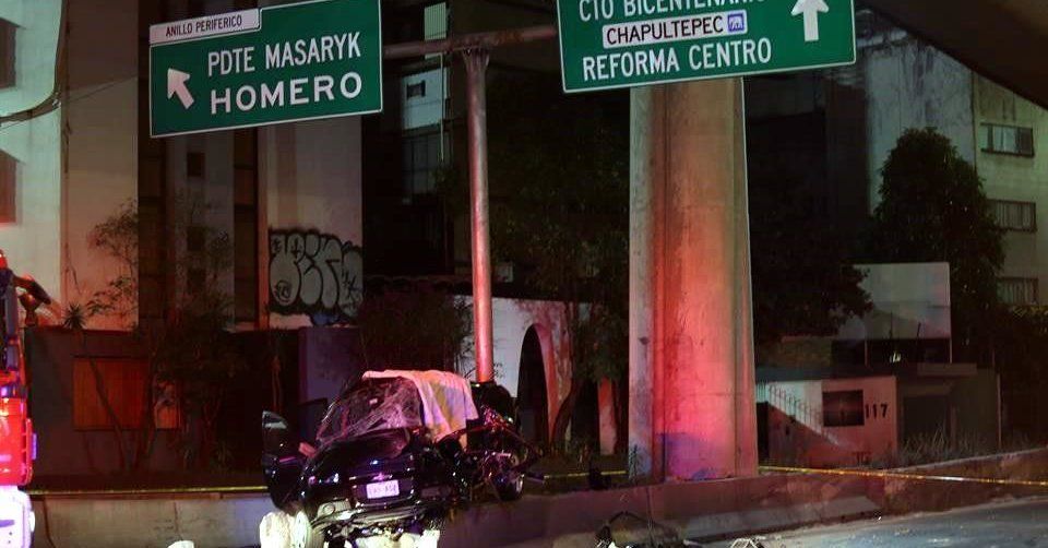 Muere conductor al chocar contra muro de contención en Lomas de Chapultepec