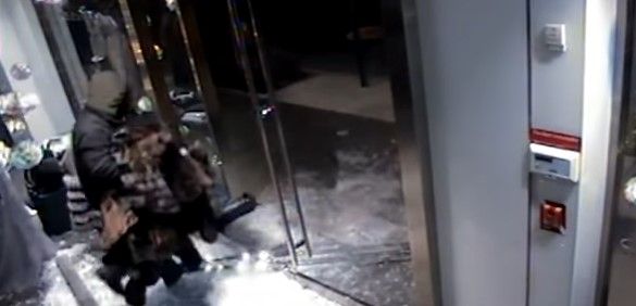 Video: ladrones roban tienda de pieles de diseñador
