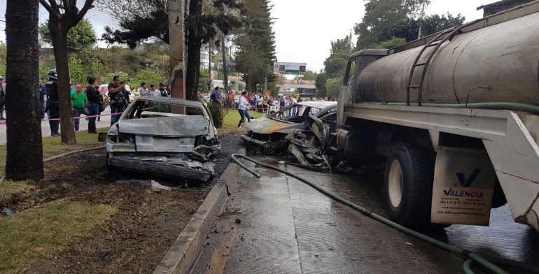 Pipa choca en Xalapa y deja cuatro muertos - pipa