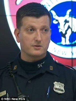 Policía salta a un auto en movimiento y salva a niña de 22 meses - policia-auto-en-mov-1