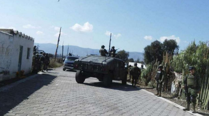 Ladrones de combustible retienen a dos policías en Puebla - policias-puebla