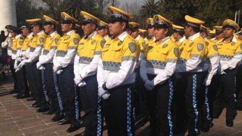 No es un delito grave golpear a un policía