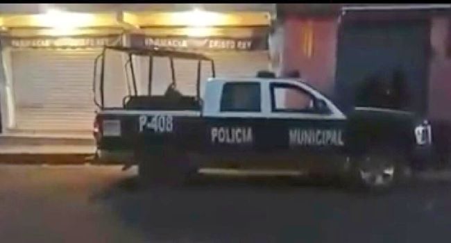Ladrones de combustible retienen a dos policías en Puebla