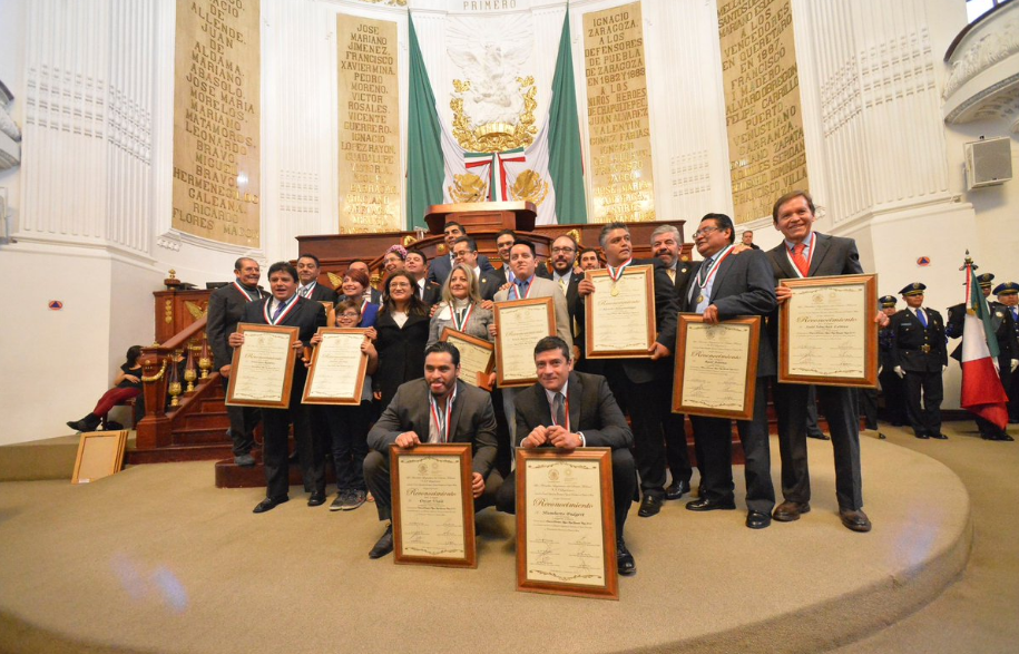 Saúl Sánchez Lemus recibe la presea Miguel Ángel Granados Chapa - presea