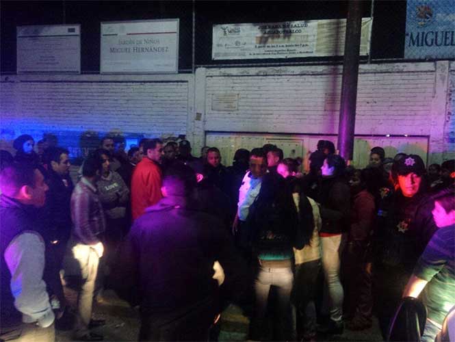 Padres de familia retienen a profesores de kínder - profesor-tlalne-foto-2