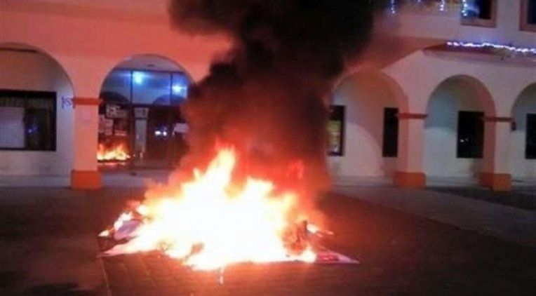 Inconformes queman propaganda de diputado en Chiapas