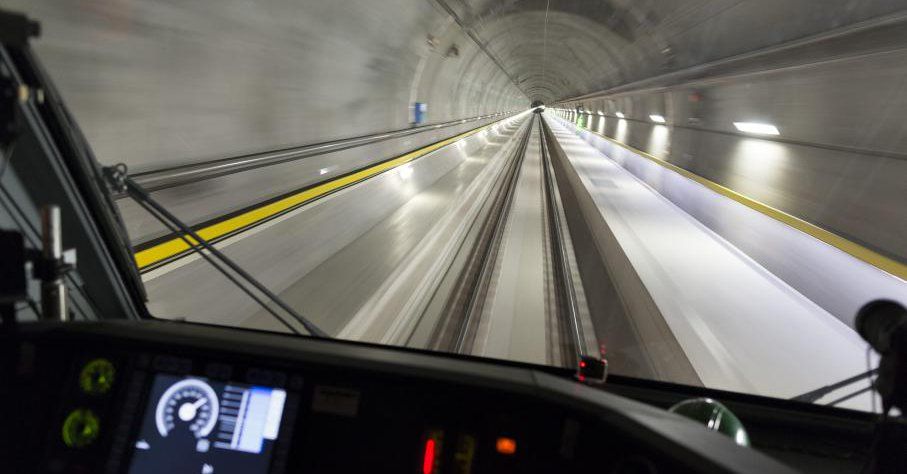 Video: trenes comienzan a recorrer el túnel más largo del mundo