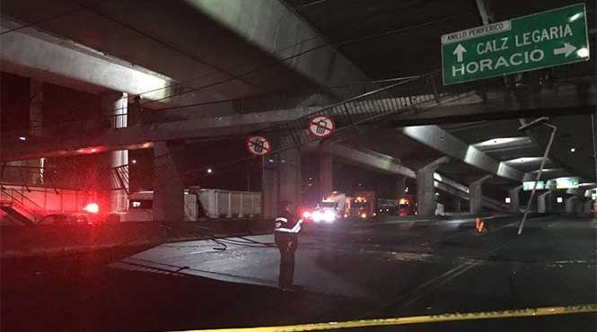Tráiler choca contra puente peatonal en Periférico Norte