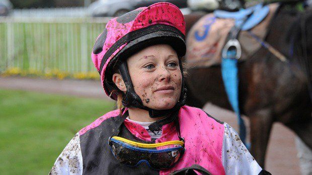 Mujer muere en carrera de caballos cuando la observaban sus hijos - rebecca-black-2