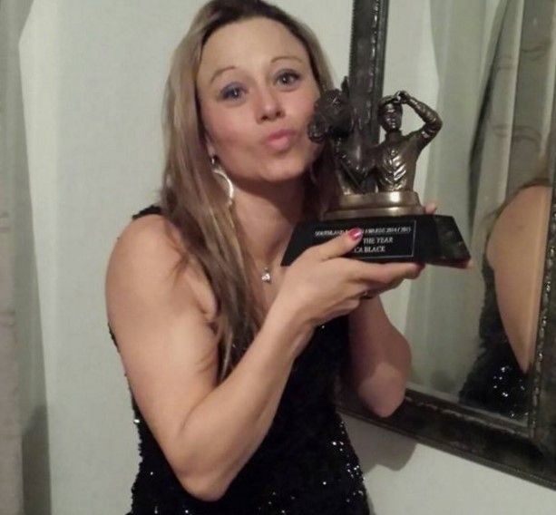 Mujer muere en carrera de caballos cuando la observaban sus hijos - rebecca-black-3