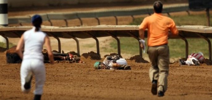 Mujer muere en carrera de caballos cuando la observaban sus hijos