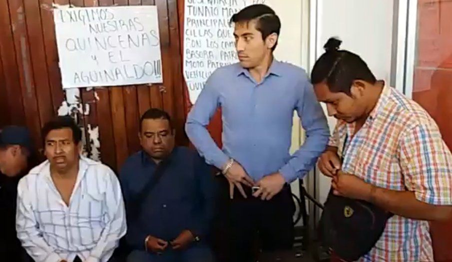 Policías en paro de labores mantienen retenidos a cuatro en Oaxaca