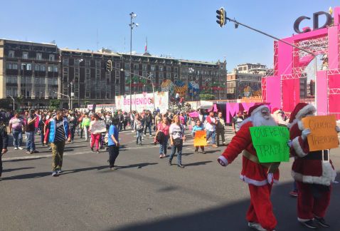 Marchan ‘Santas’ y ‘Reyes Magos’ en el Zócalo capitalino - reyes-3