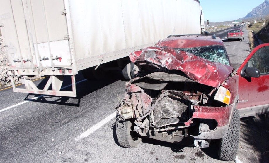 Volcadura deja tres heridos en Nuevo León