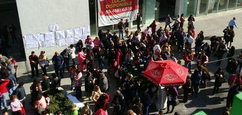 Trabajadores bloquean edificio de Semarnat