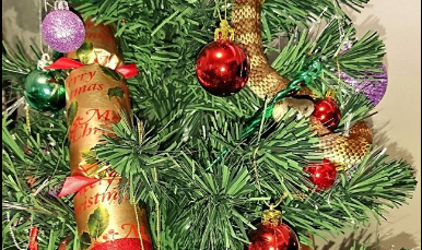 Encuentran serpiente venenosa en un árbol de Navidad