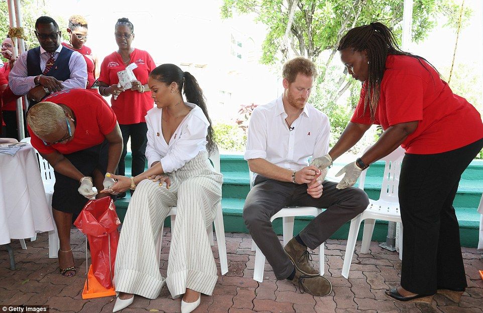 Rihanna y el príncipe Enrique se hacen la prueba del sida en Barbados