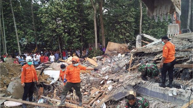 Elevan a 97 cifra de muertos tras sismo en Indonesia