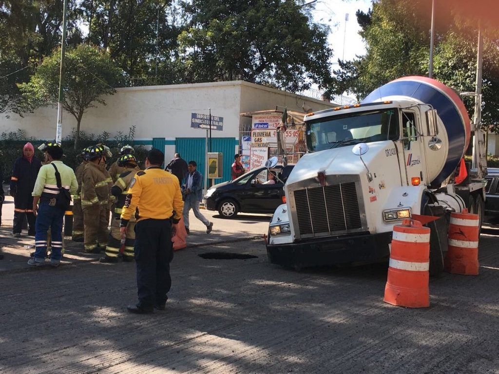 Caen en socavón revolvedora, grúa y camión de bomberos en Tlalpan - socavón-II-1024x768