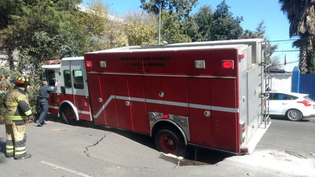 Caen en socavón revolvedora, grúa y camión de bomberos en Tlalpan - socavón-VI-1024x576