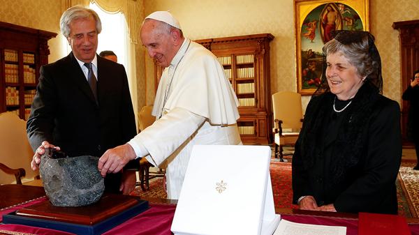 El regalo del presidente uruguayo a Francisco que casi es decomisado - tabare-vazquez-papa-francisco-infobae-3