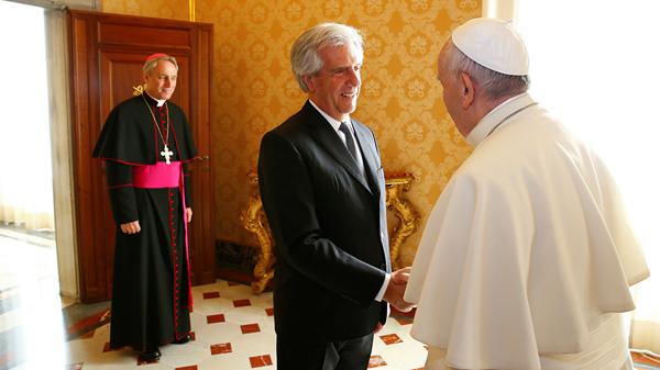 El regalo del presidente uruguayo a Francisco que casi es decomisado - tabare-vazquez-papa-francisco-infobae