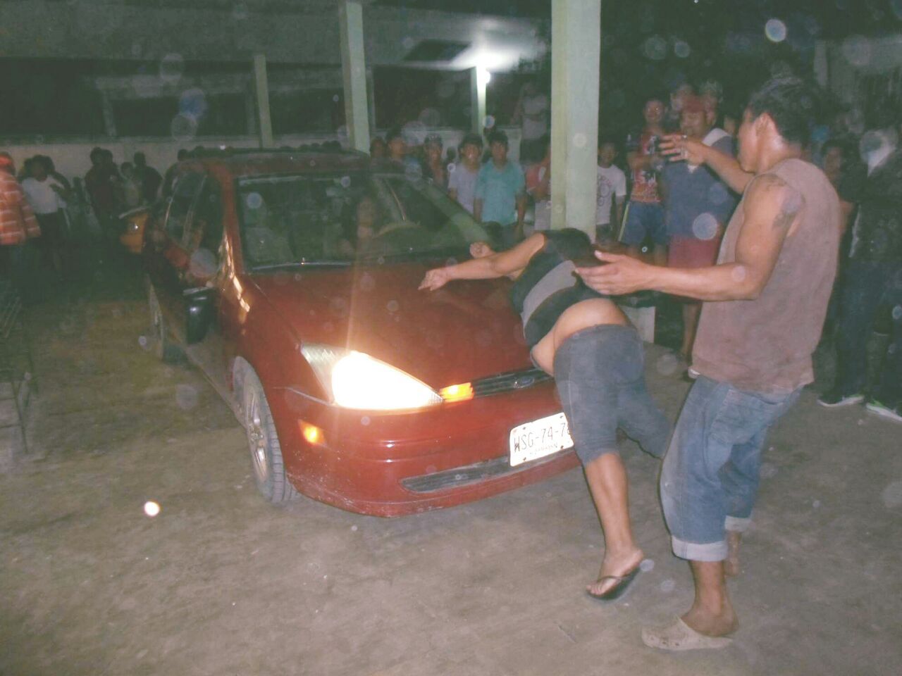 Dos muertos por enfrentamiento entre vecinos y policías - tabasco-4