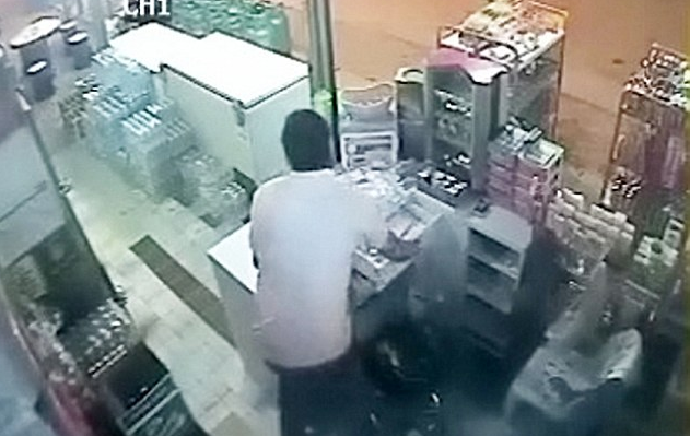 Video: tendero esquiva camioneta que chocó contra su negocio